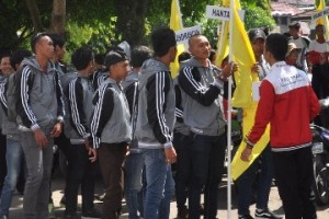 Peserta bersiap menghadapi laga pembuka Turnamen Sepakbola BUpati Cup